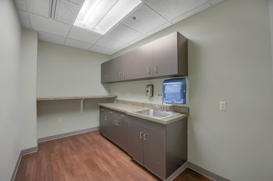 More Photos Of 21 Laurel Ave, Cornwall Medical For Lease