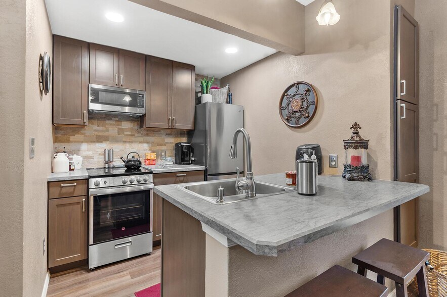 More Photos Of 1024 W Main St, Leesburg Storefront Retail Residential For Sale