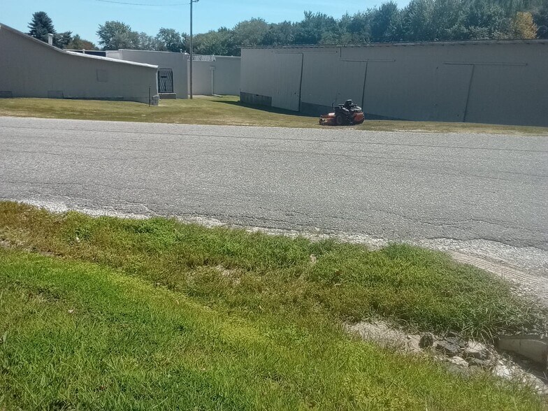 More Photos Of 213 W 1st St, Huntingburg Warehouse For Lease