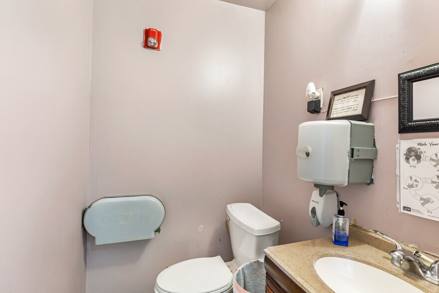 More Photos Of 827 Casey St, Channelview Flex For Sale