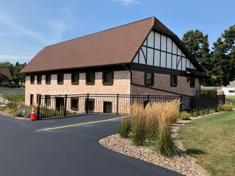 More Photos Of 1305 Chestnut St, West Bend Medical For Lease