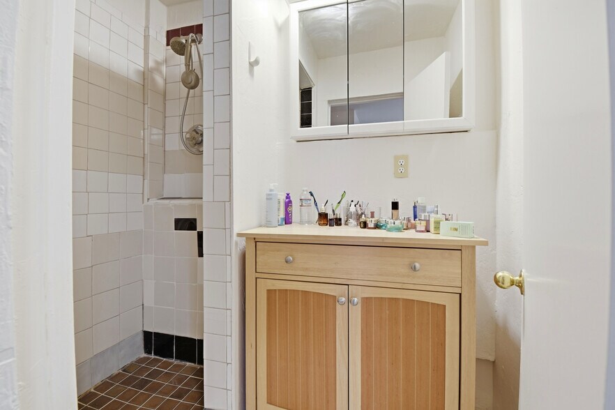 More Photos Of 2809-2815 Macdonald Ave, Richmond Office For Sale