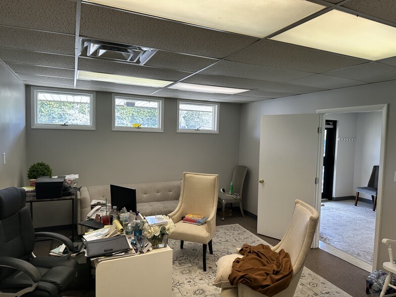 More Photos Of 201 Possum Park Rd, Newark Medical For Lease