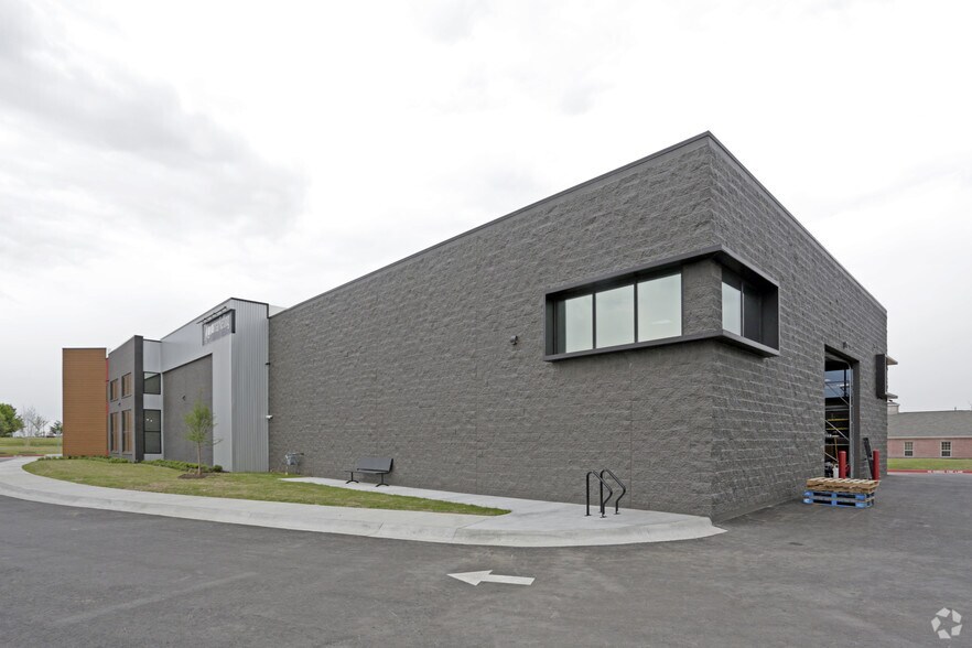 More Photos Of 205 SE 22nd St, Bentonville Office For Sale