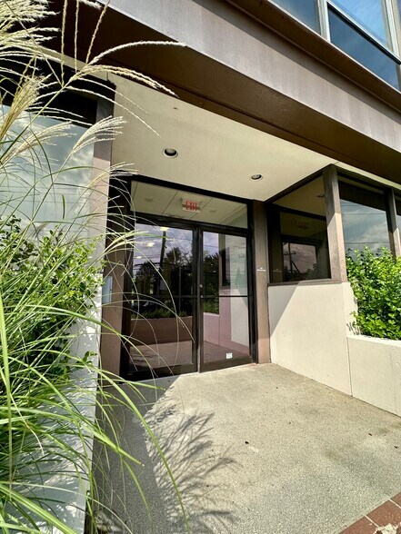 More Photos Of 1111 E Putnam Ave, Greenwich Office For Lease