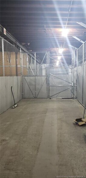 More Photos Of 617 Walnut St, Jeffersonville Flex For Lease