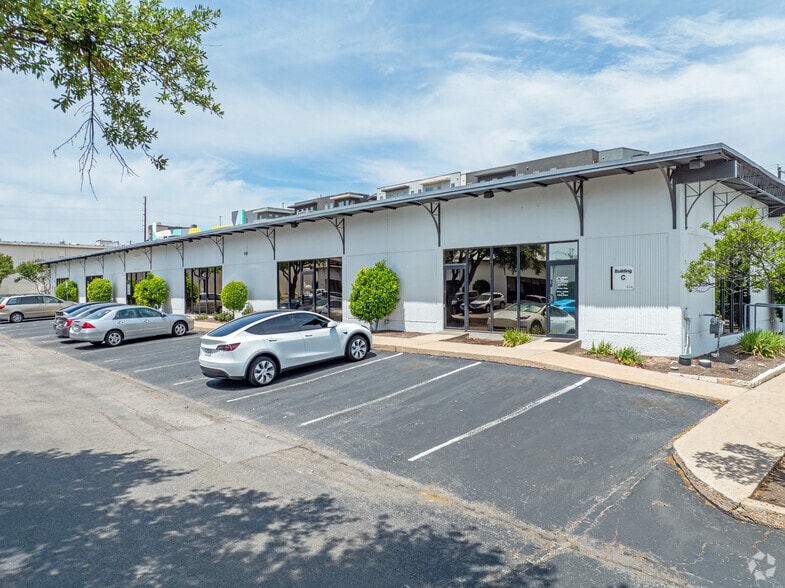 More Photos Of 5555 N Lamar Blvd, Austin Unknown For Lease