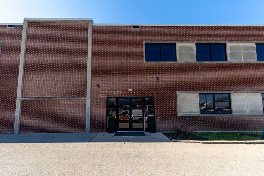 More Photos Of 929 Childs St, Wheaton Warehouse For Lease