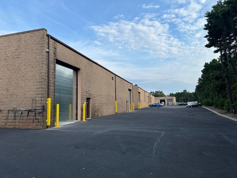 More Photos Of 1107 Station Rd, Bellport Village Warehouse For Lease