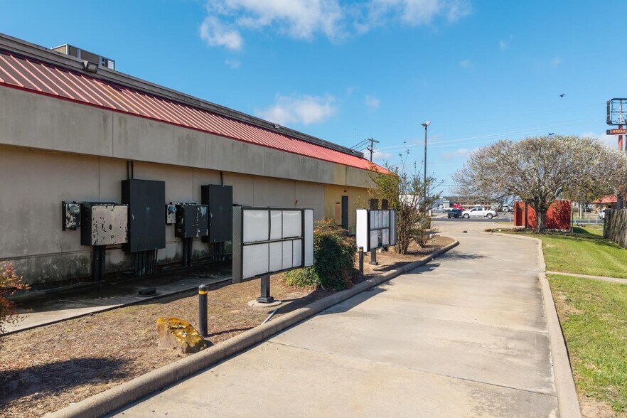 More Photos Of 1721 S Mechanic St, El Campo Fast Food For Sale