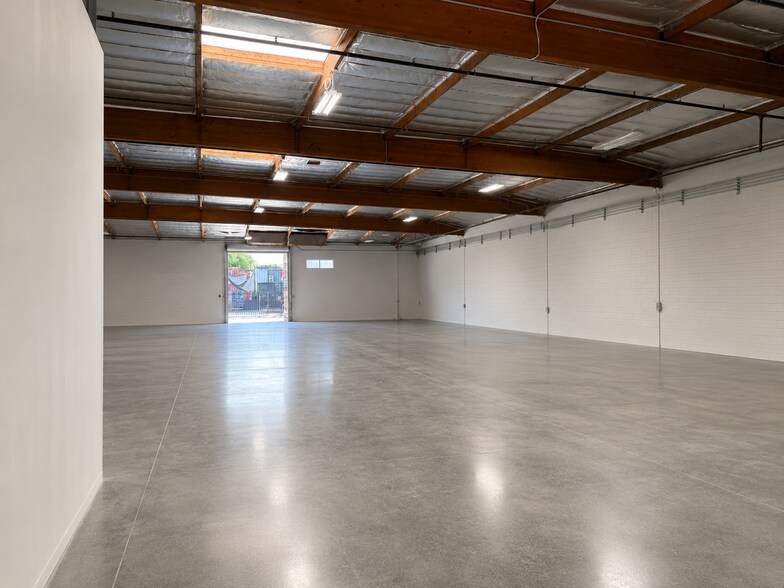 More Photos Of 15030-15040 Keswick St, Van Nuys Warehouse For Lease