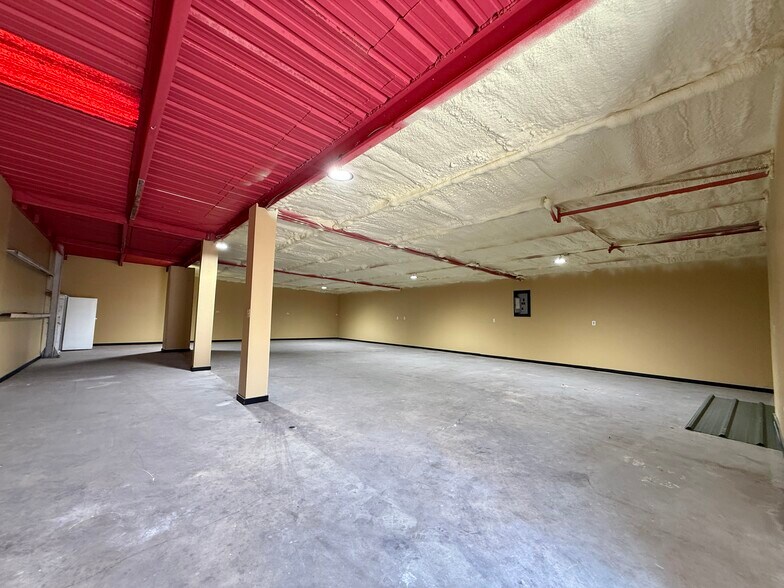 More Photos Of 2013 Blalock Rd, Houston Warehouse For Lease