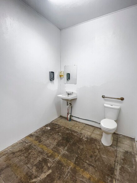 More Photos Of 3160 Mcfarland Blvd, Northport Warehouse For Sale