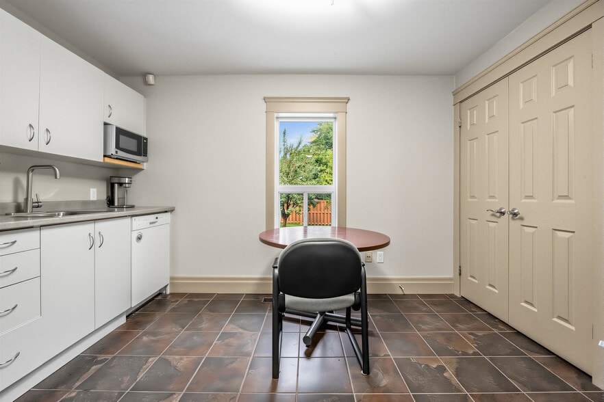 More Photos Of 3569 Cawthra Rd, Mississauga Office For Sale