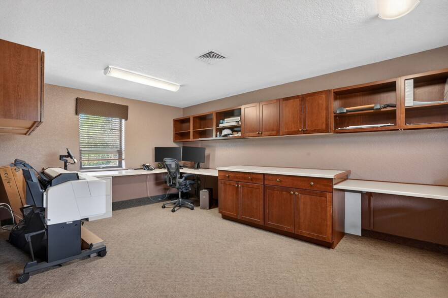 More Photos Of 1104 S Mitchell St, Cadillac Office For Sale
