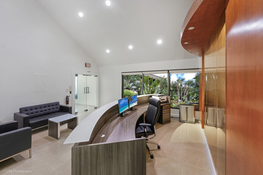 More Photos Of 520 Brickell Key Dr, Miami Apartments For Lease
