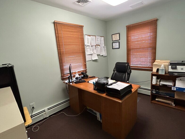 More Photos Of 847 King George Rd, Fords Office For Sale