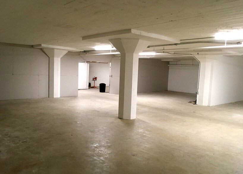 More Photos Of 405 Towne Ave, Los Angeles Showroom For Lease