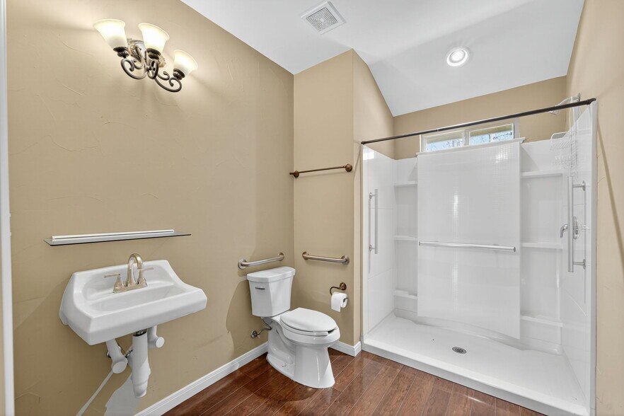 More Photos Of 930 E Blanco Rd, Boerne Showroom For Lease