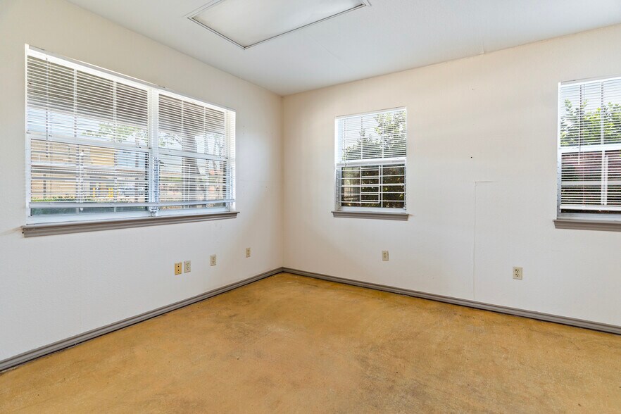 More Photos Of 105 W Walnut St, Hillsboro Flex For Sale