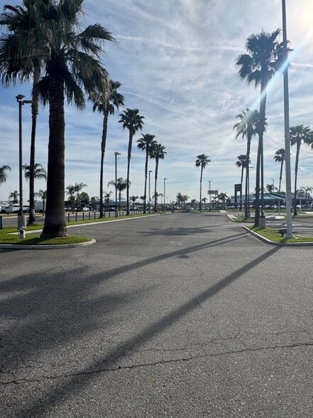 More Photos Of 4625 Wible Rd, Bakersfield Auto Dealership For Lease