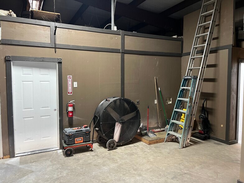 More Photos Of 17111 Highway 242, Conroe Self Storage For Lease