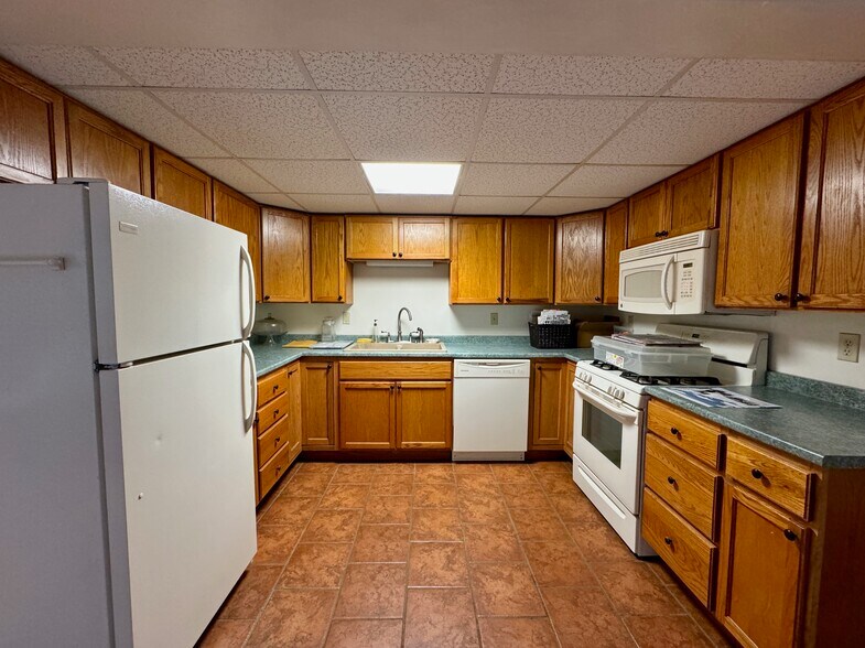 More Photos Of 382 Water St, Guilford Hotel For Sale