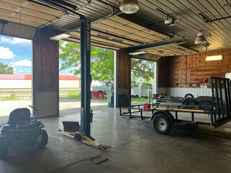 More Photos Of 828 Commercial St, Marshfield Industrial For Lease