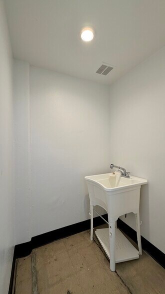 More Photos Of 18320-18330 Oxnard St, Tarzana Unknown For Lease
