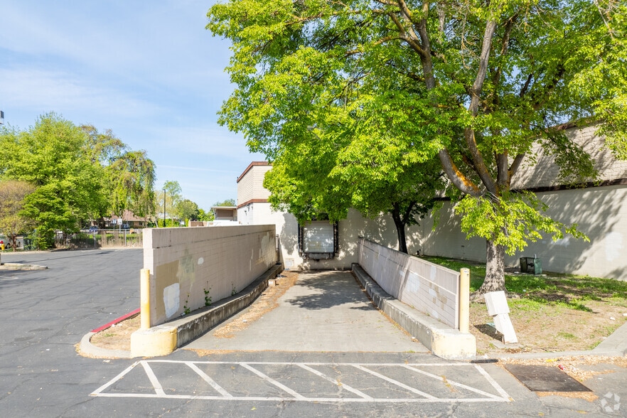 More Photos Of 45 W Main St, Woodland Department Store For Lease