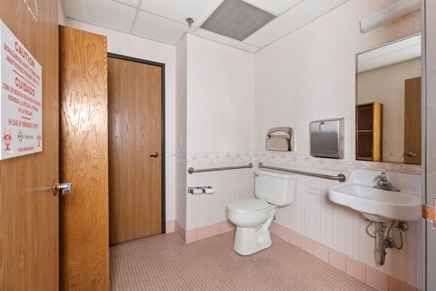 More Photos Of 44215 15th St W, Lancaster Medical For Sale