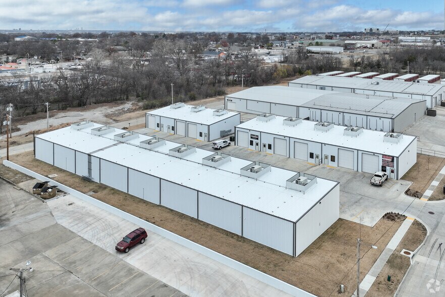 More Photos Of 1050 N Birch Ave, Broken Arrow Flex For Sale