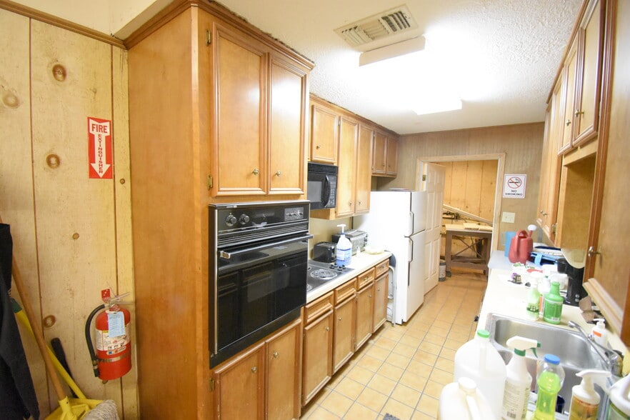 More Photos Of 630 Kentucky St, South Houston Office For Sale