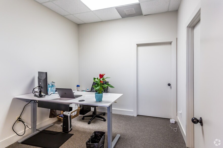 More Photos Of 304 Heritage Dr, Oxford General Retail For Lease