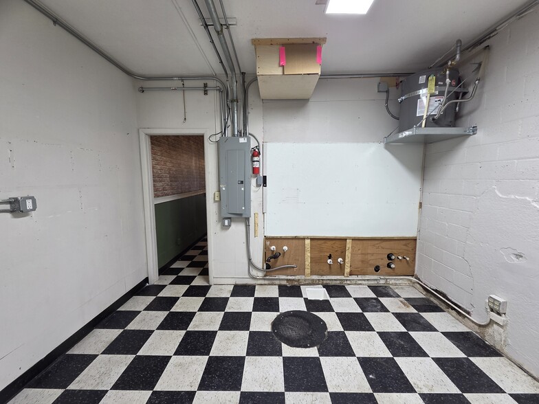 More Photos Of 960-990 Commercial St SE, Salem Storefront For Lease