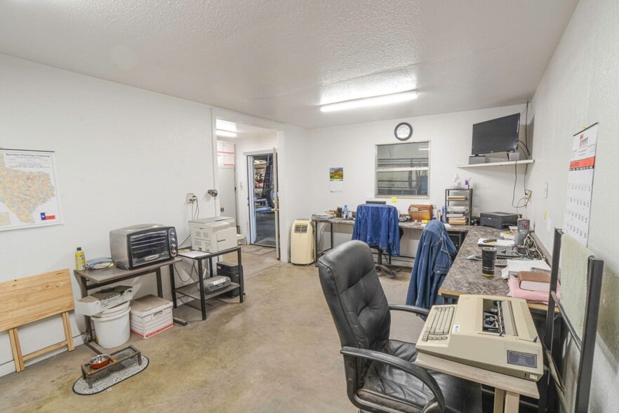 More Photos Of 1117 N Avenue T, Lubbock Warehouse For Sale