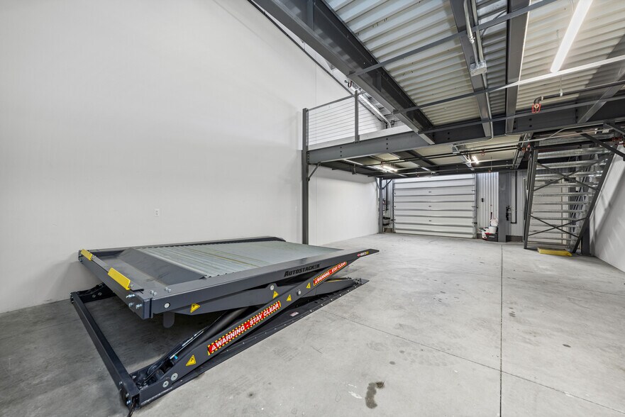 More Photos Of 123 Pit Ln, Pontiac Parking Garage For Sale