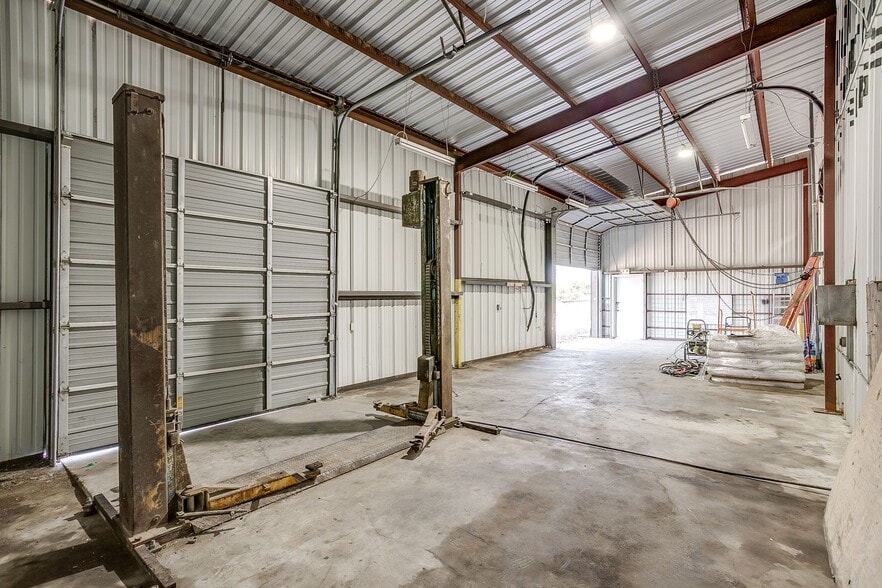 More Photos Of 3040 Ramona Dr, Fort Worth Research And Development For Lease