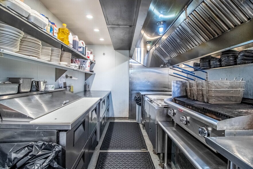 More Photos Of 27 Western Ave, Kennebunk Restaurant For Sale