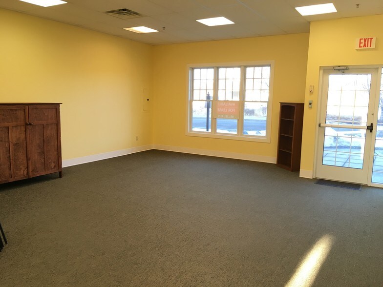 More Photos Of 105 New England Pl, Stillwater Storefront Retail Office For Lease
