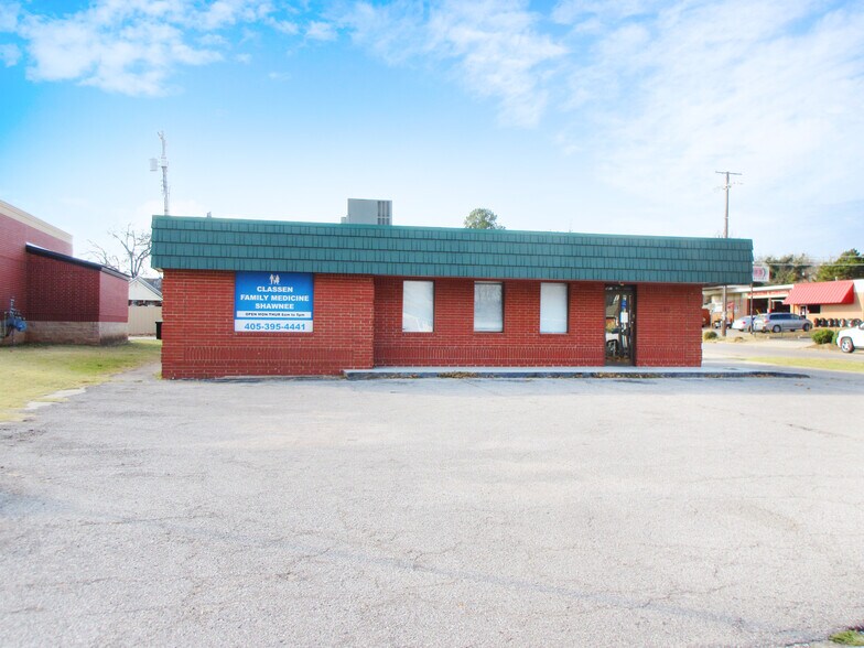 Primary Photo Of 432 N Broadway Ave, Shawnee Restaurant For Lease