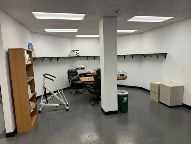 More Photos Of 820 E Terra Cotta Ave, Crystal Lake Office For Sale