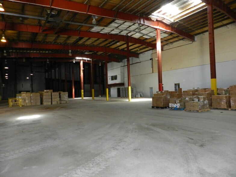 More Photos Of 2520 N River Rd, Olathe Warehouse For Lease