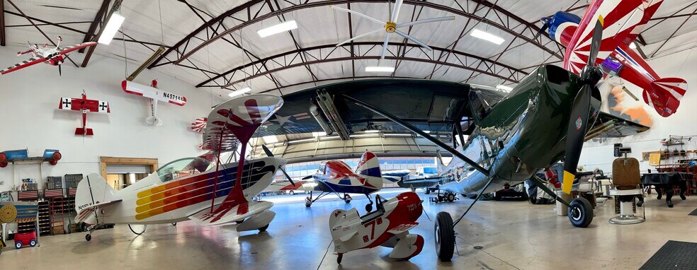 Primary Photo Of 15790 Dooley Rd, Addison Airplane Hangar For Sale