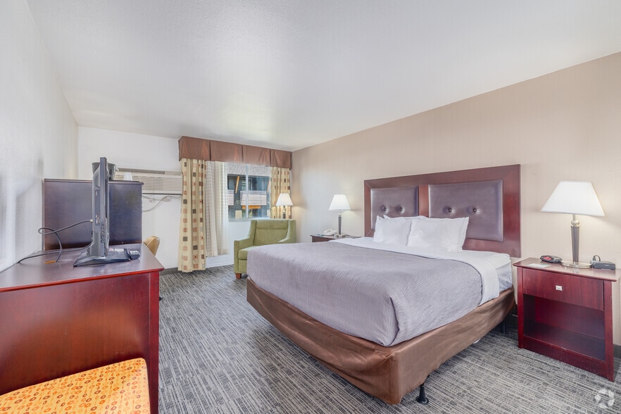 More Photos Of 101 128th St SE, Everett Hotel For Sale