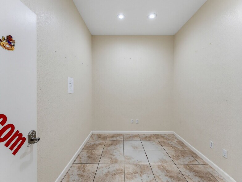 More Photos Of 3347 SW 7th St, Ocala Distribution For Sale