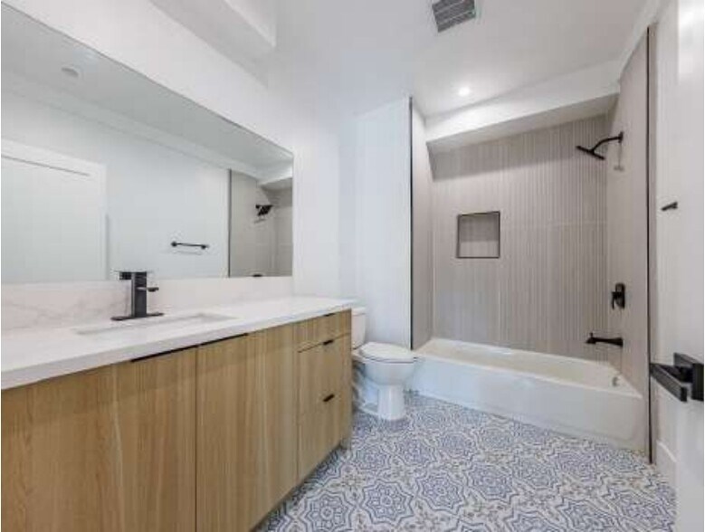 More Photos Of 2938 S Sycamore Ave, Los Angeles Apartments For Sale