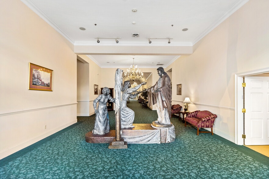 More Photos Of 300 N Tennessee Ave, Etowah Funeral Home For Sale