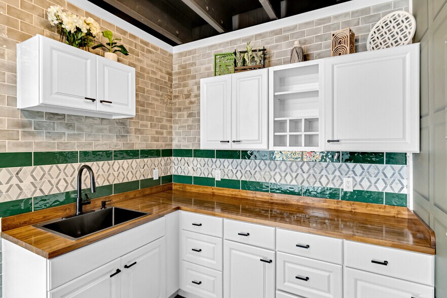 More Photos Of 13021 Harmon Rd, Fort Worth Flex For Lease