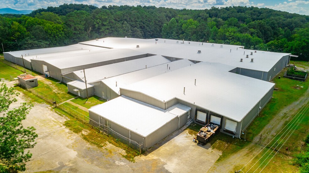 More Photos Of 1318 Underwood St, Dalton Warehouse For Lease